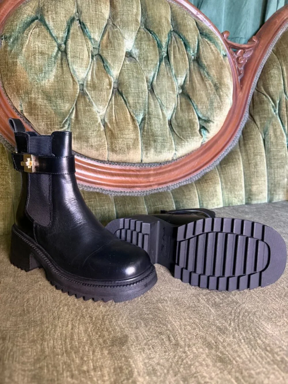 Steve Madden Gates Black Leather Chelsea Boots Gold Buckle Size 7.5 New